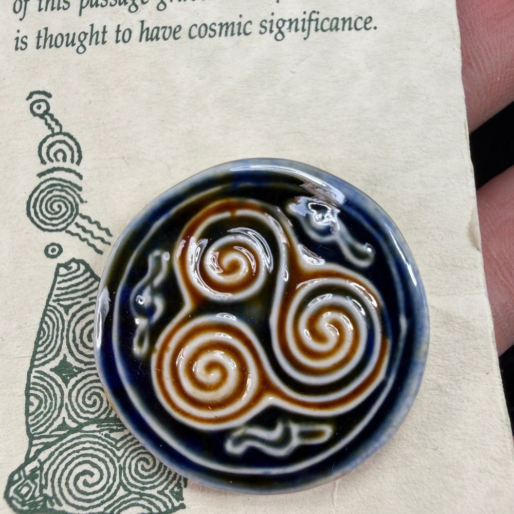 Arkland Studio Newgrange Ceramic Brooch Ireland Celtic Triple Spiral Pin NEW - Picture 3 of 7